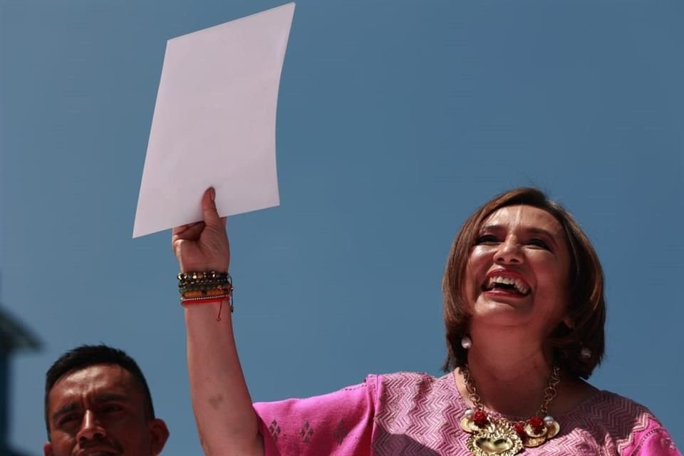 Tras recibir la constancia como coordinadora de comicios de 2024, Gálvez fue encumbrada bajo los gritos de '¡Presidenta, Presidenta!'.