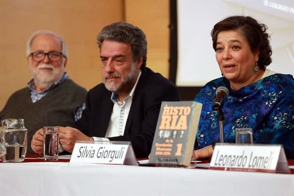 El historiador Javier Garciadiego, el subsecretario de Educación Superior de la SEP Luciano Concheiro y Silvia Giorgulo, presidenta del Colmex, durante la presentación de la colección.