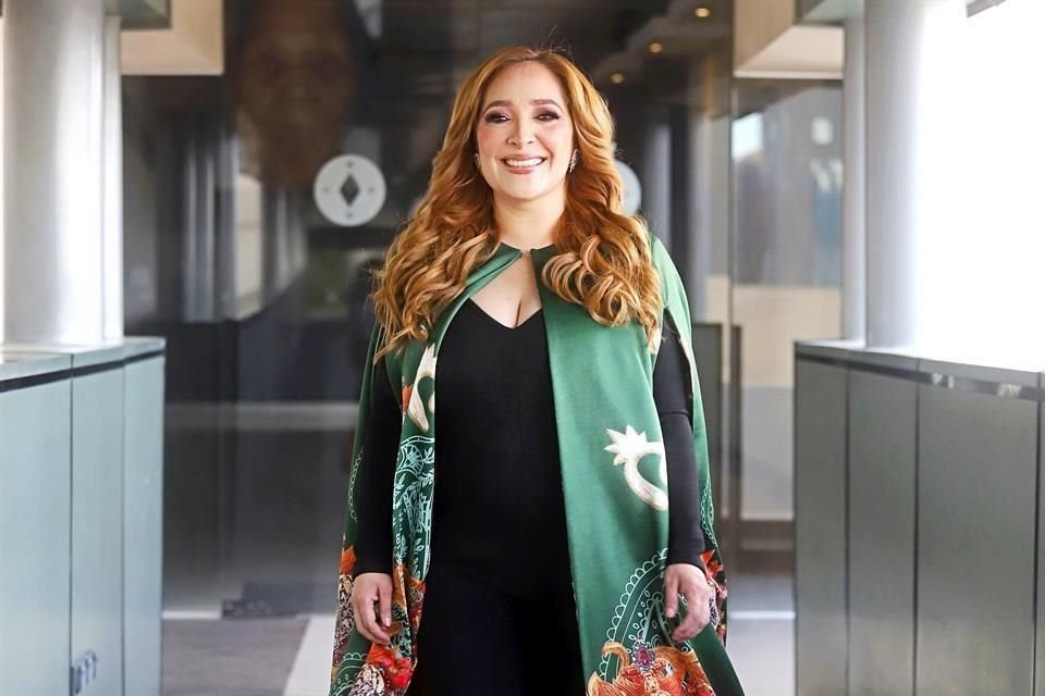 La cantante regia promociona su nuevo sencillo titulado 'Dale Veneno'.