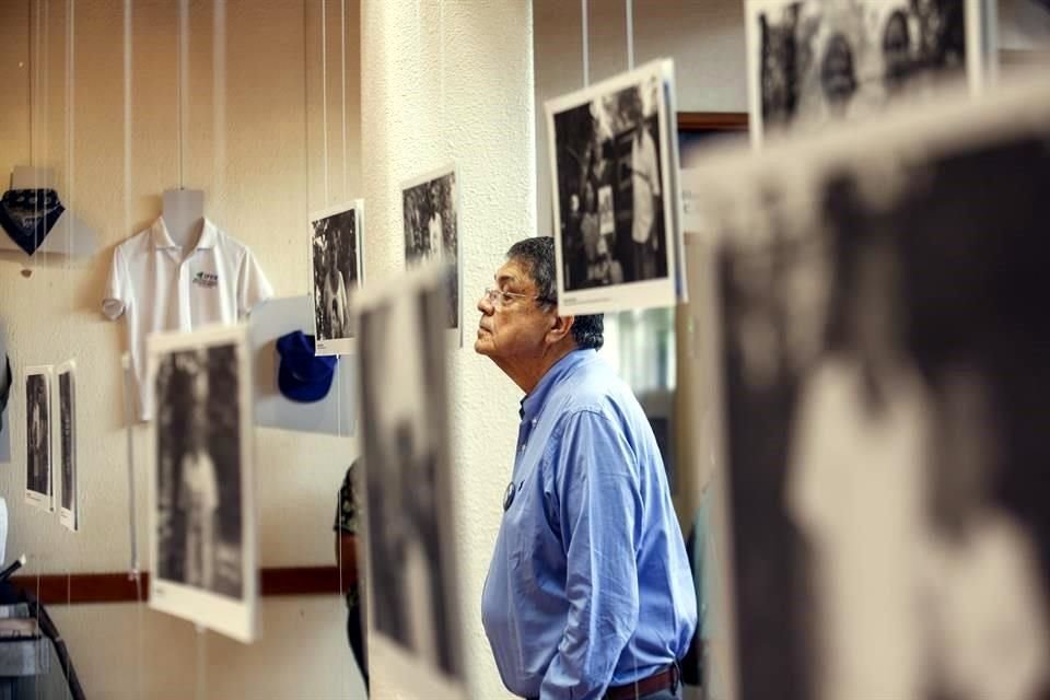 en esta foto de 2019, el escritor Sergio Ramirez mira una foto durante la inauguración de una exhibición de imágenes y pertenencia de personas asesinadas por el Gobierno de Nicaragua.