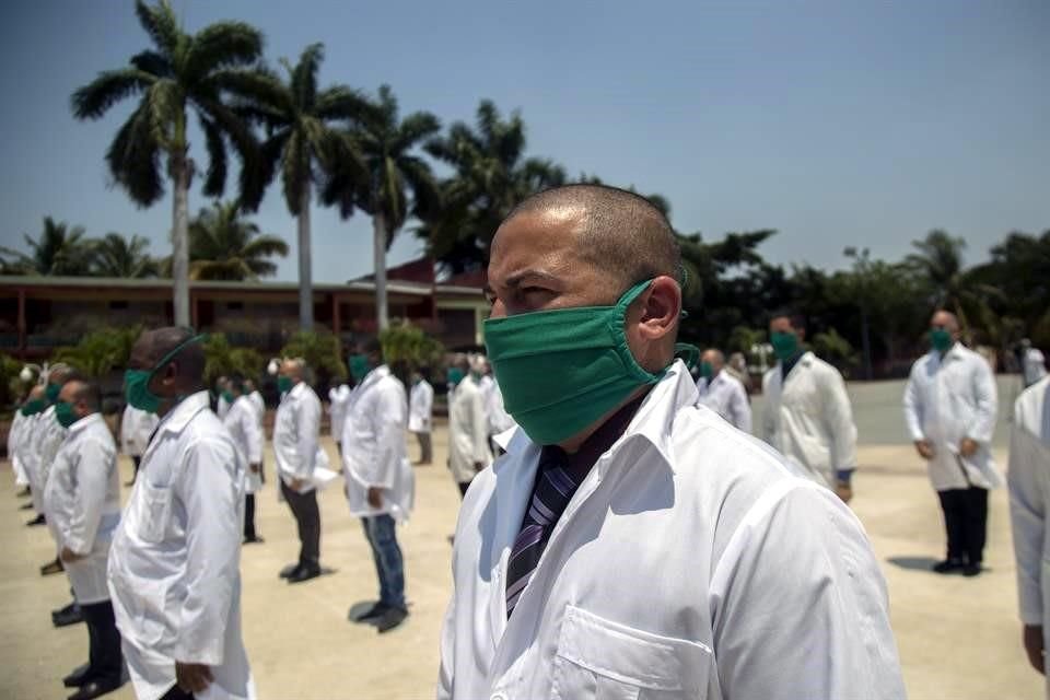 Médicos cubanos en abril de 2020 antes de partir rumbo a Italia para apoyar en la pandemia de Covid-19.