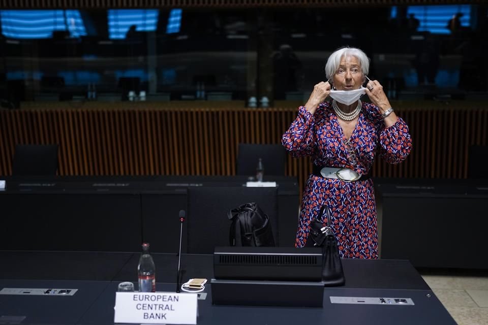 La presidenta del BCE, Christine Lagarde, ajusta su cubrebocas en una reunión de ministros de finanzas del Eurogrupo en el edificio del Consejo Europeo en Luxemburgo, el 17 de junio de 2021.