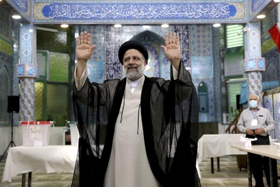 El clérigo ultraconservador y jefe del Poder Judicial, Ebrahim Raisí, ganó las elecciones presidenciales de Irán con casi 19 millones de votos.
