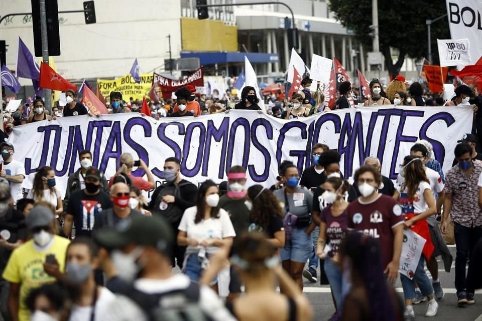 Personas en Río de Janeiro protestas contra el manejo de la pandemia de Bolsonaro con un mensaje que dice 'Juntas somos gigantes'.
