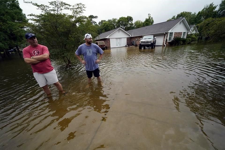 Vecinos en Slidell, Luisiana, observan las inundaciones que dejaron las lluvias.