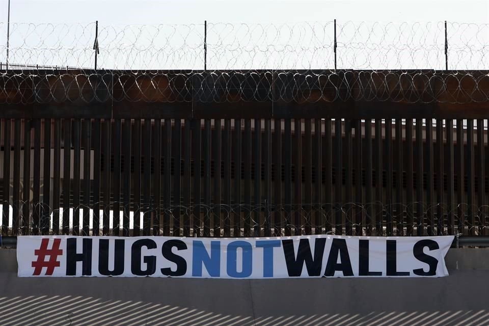 Esta es la octava edición del evento 'Abrazos, no muros', que se realiza en la frontera entre México y EU para que las familias se reencuentren.