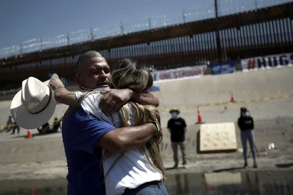 Tras décadas sin verse, cientos de familias se reunieron para abrazarse por unos minutos en la frontera entre México y EU.