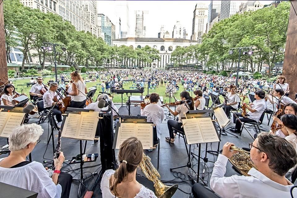 El debut de Lina González al frente de la Filarmónica de NY marcó el regreso a conciertos con público, al aire libre, en esa metrópoli.