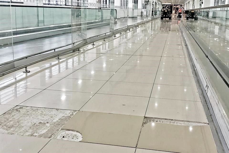 Condiciones en las que se encuentra el piso en uno de los pasillos del área de salas de abordar de la Terminal Uno del AICM.