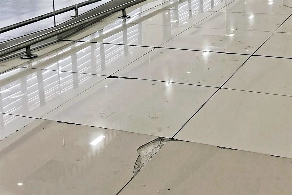 Condiciones en las que se encuentra el piso en uno de los pasillos del área de salas de abordar de la Terminal Uno del AICM.