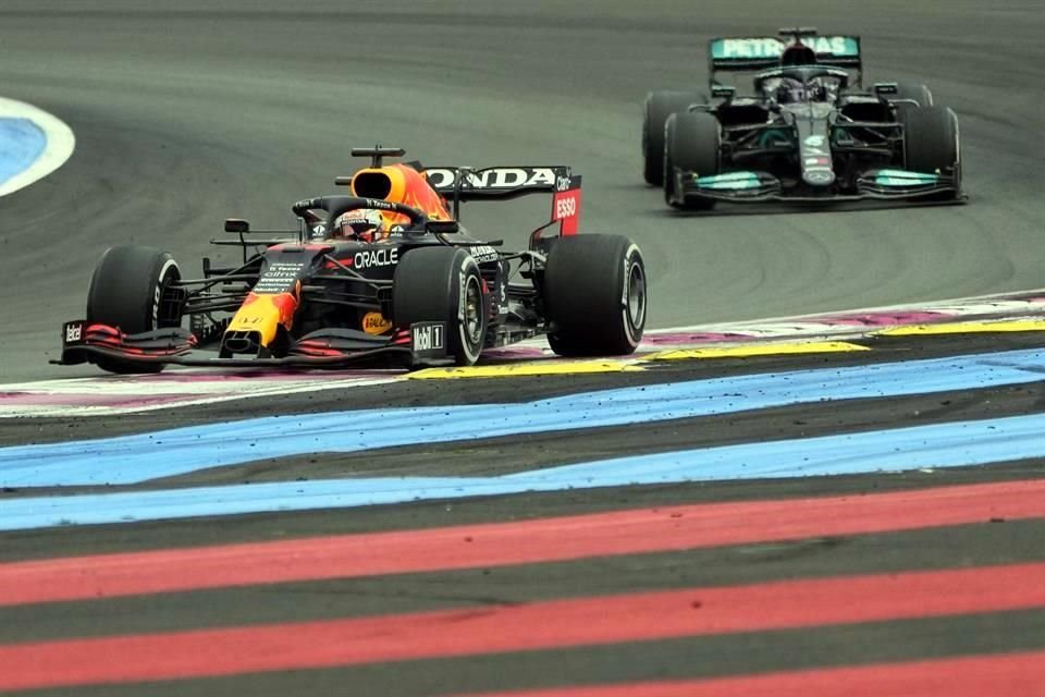 Max Verstappen superó a Lewis Hamilton para la victoria a dos vueltas de terminar la carrera.