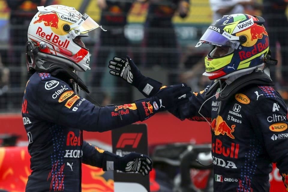 Ésta fue la tercera victoria seguida para Red Bull y así se saludaron Verstappen (izq.) y Pérez al final.