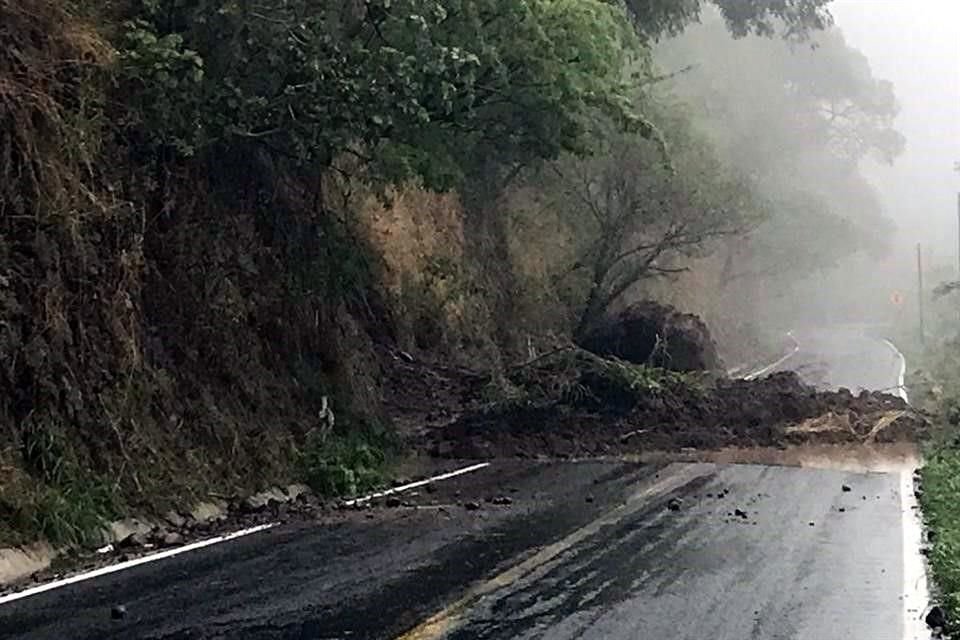 La depresión tropical 'Dolores' causó deslaves en algunas vías de Jalisco, que ya fueron atendidas.