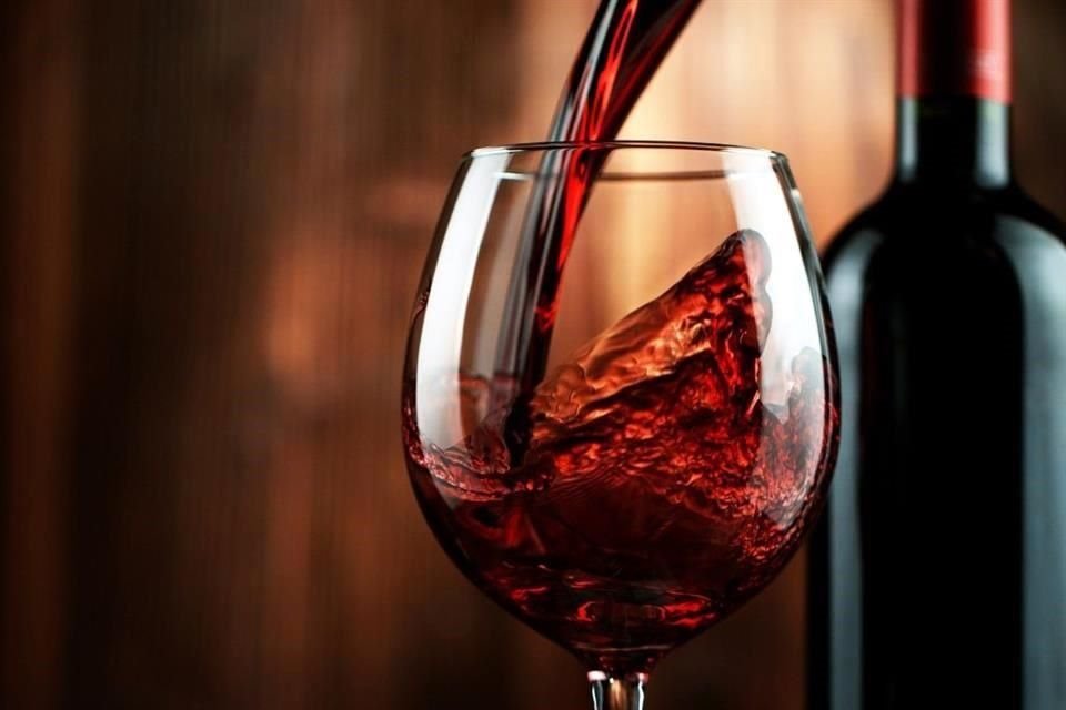 El consumo mundial de vino cayó el año pasado a 221 millones de hectolitros, su nivel más bajo desde 1996, mientras que la producción bajó a 237 millones de hectolitros, la vendimia más baja desde 1961.
