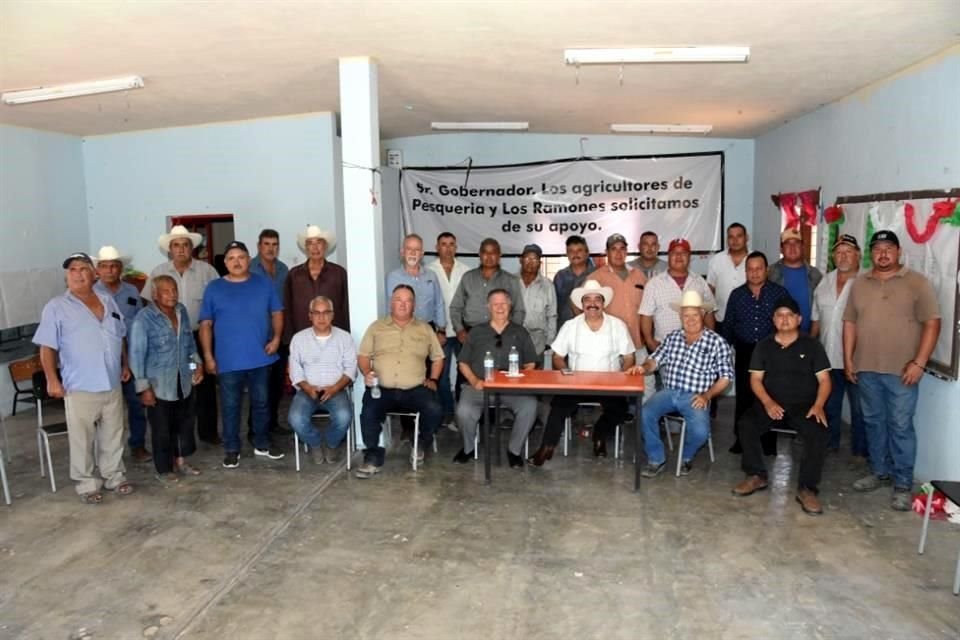 Productores agrícolas se reunieron ayer y dialogaron con el Alcalde de Los Ramones, Plácido Rodríguez.