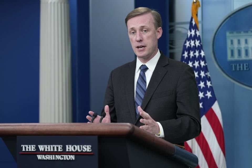 El asesor de seguirdad de la Casa Blanca, Jake Sullivan, habla en la Casa Blanca, en Washington.