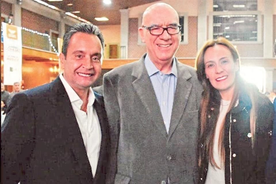 El empresario Alejandro Puente con el líder nacional de MC, Dante Delgado, y con Pilar Lozano, representante en la CDMX del Gobierno de Samuel García.