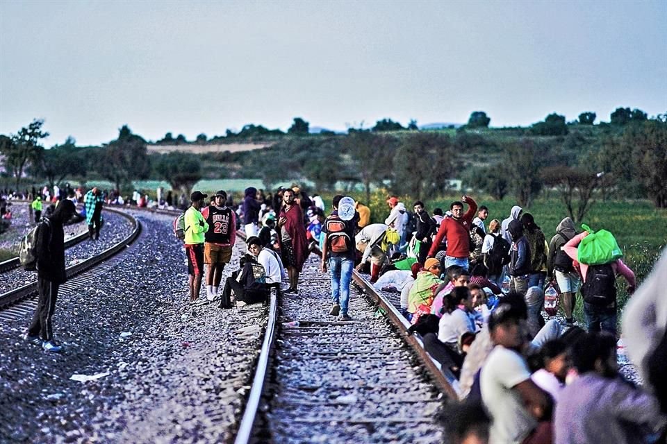 Miles de migrantes han invadido trenes y vías. Ferromex reporta mayores concentraciones en Irapuato, Guanajuato; San Francisco de los Romo, Aguascalientes; Torreón, Coahuila y Ciudad Juárez.