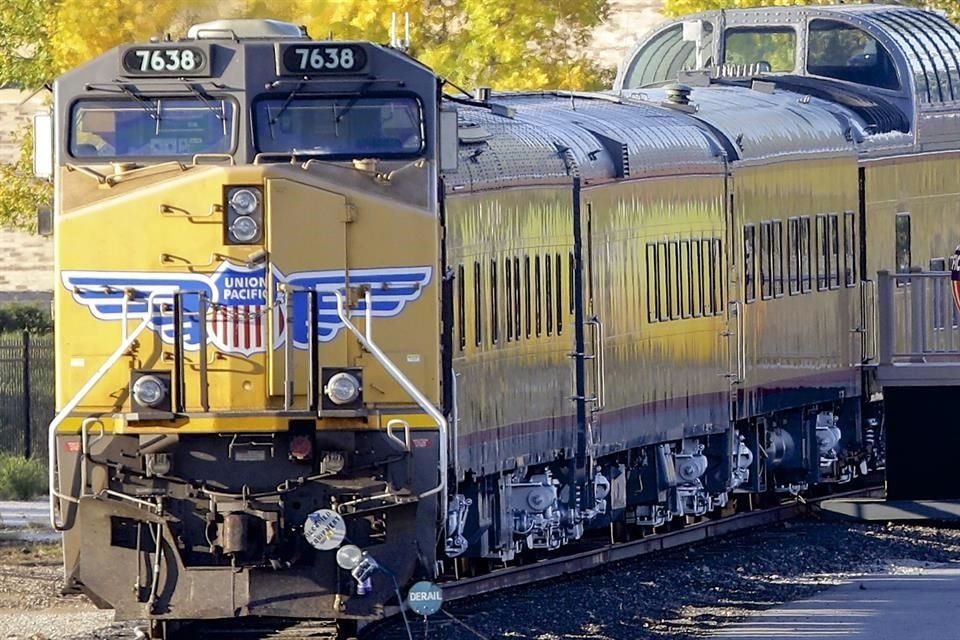 Union Pacific dijo que sus otras puertas de entrada a Estados Unidos no pueden manejar el tráfico adicional y que están notificando a los clientes sobre un embargo en Eagle Pass.