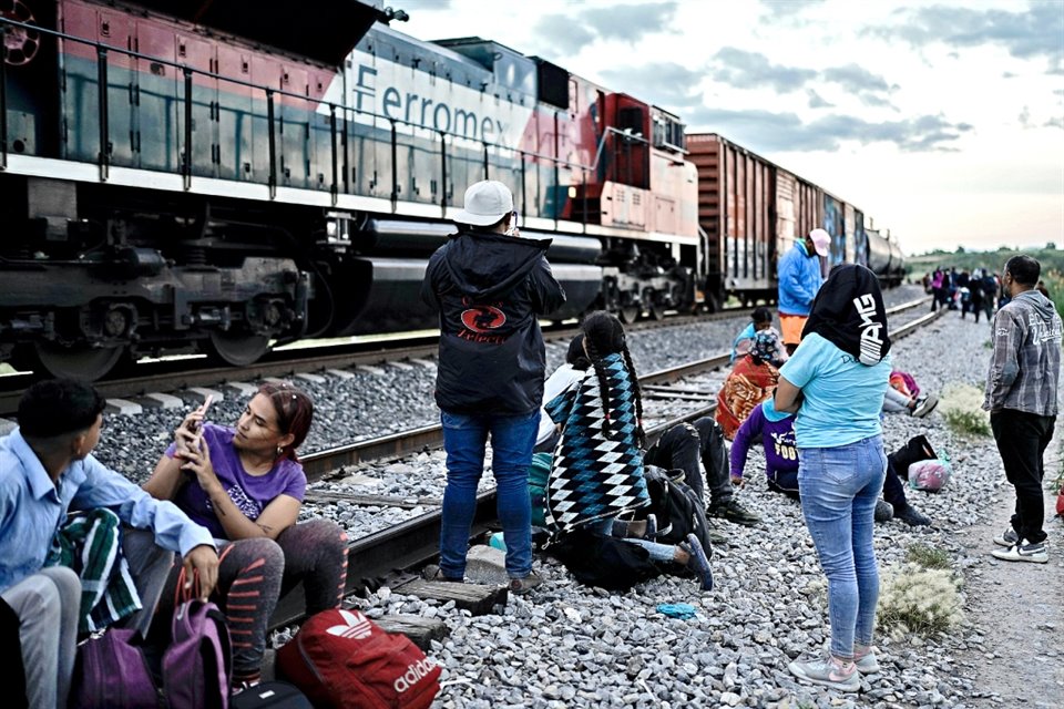 Más de 3 mil migrantes están varados a un costado de las vías del tren en Huehuetoca, que ya se conoce en 9 países de Centro y Sudamérica.