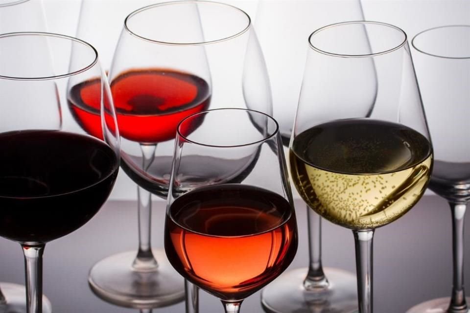 El volumen total de exportaciones de vino cayó 6.3 por ciento en 2023, nivel mínimo desde 2010, con el precio promedio de un litro en un récord de 3.87 dólares, 29 por ciento más que en 2020.