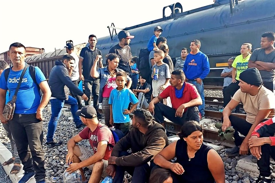 Varados en NL. En su ruta para llegar a EU, miles de migrantes permanecen en Nuevo León ya que los trenes no han reactivado sus recorridos a Piedras Negras. 