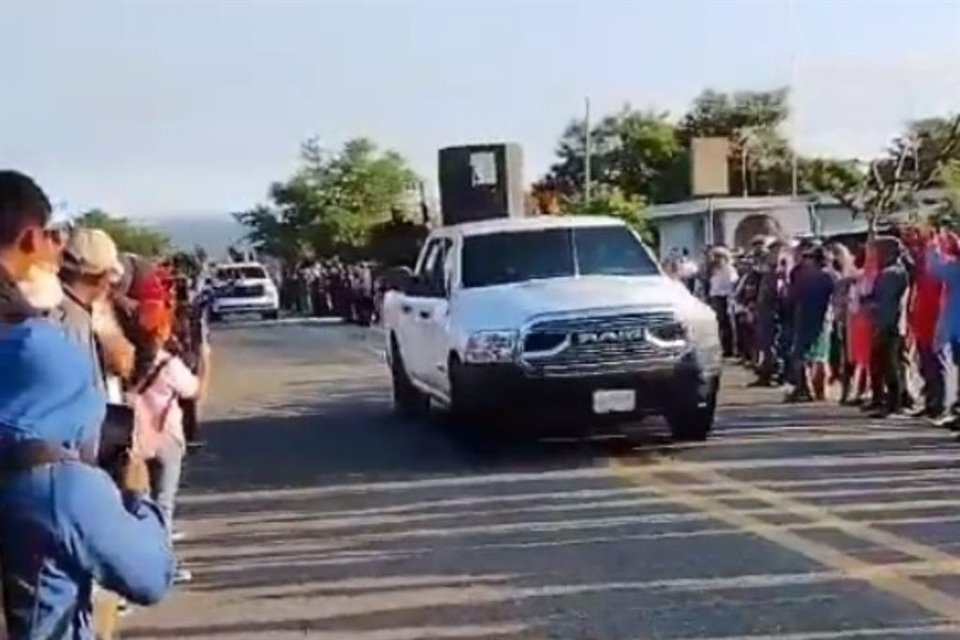 Entre aplausos, pobladores vieron desfilar a miembros de Cártel de Sinaloa en carretera de San Gregorio Chamic a Frontera Comalapa, Chiapas.