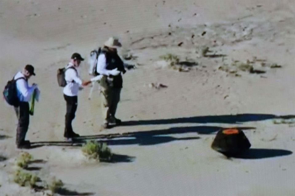 Un equipo de la NASA preparan el recolector de muestras de asteroide Osiris-Rex, en el desierto de Utah.