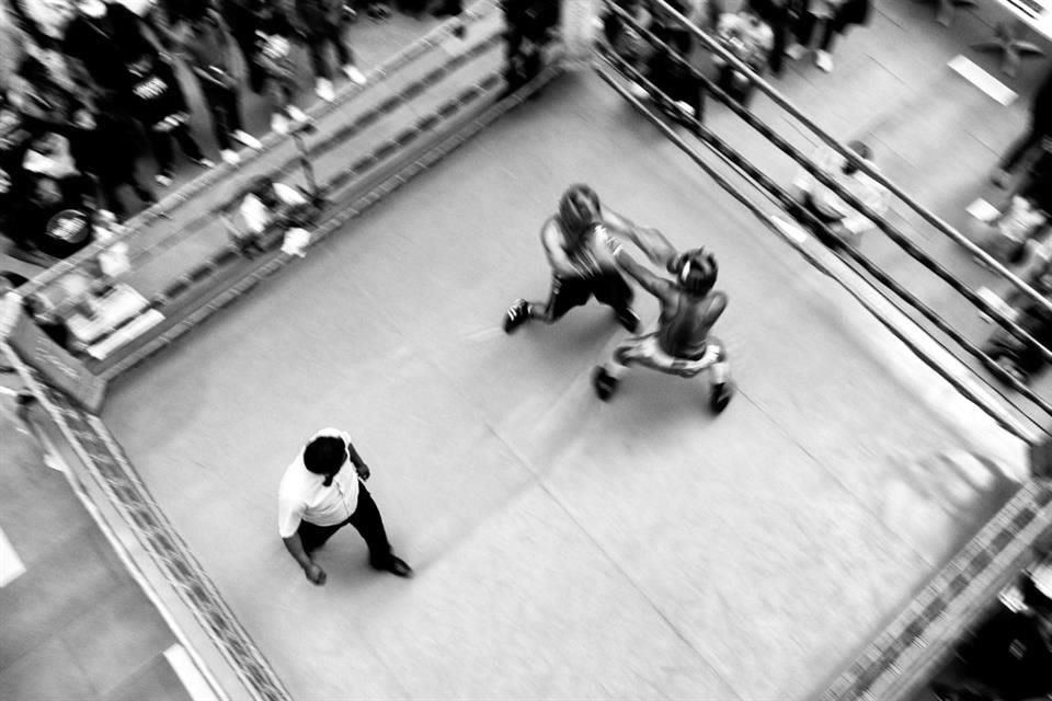 La exposición despliega 28 fotografías de la escena boxística metropolitana tomadas en diversos gimnasios de boxeo y lucha de la CDMX y del Edomex.