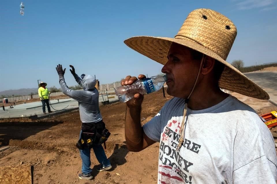 Empleados de construcción y otros sectores, algunos migrantes, narran su jornada bajo un sol agotador en Arizona.