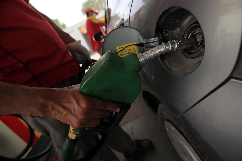 El IEPS mitiga el aumento de los precios de los combustibles, pero no lo absorbe por completo.