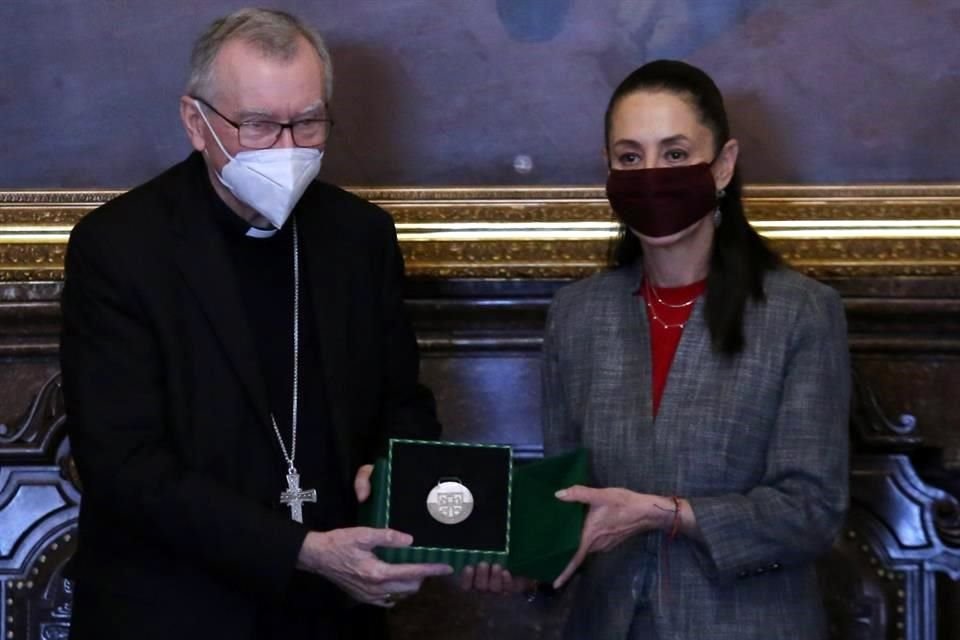 La Jefa de Gobierno entregó la condecoración de Huésped Distinguido de la CDMX al Secretario de Estado de la SantaSede, Pietro Parolin.