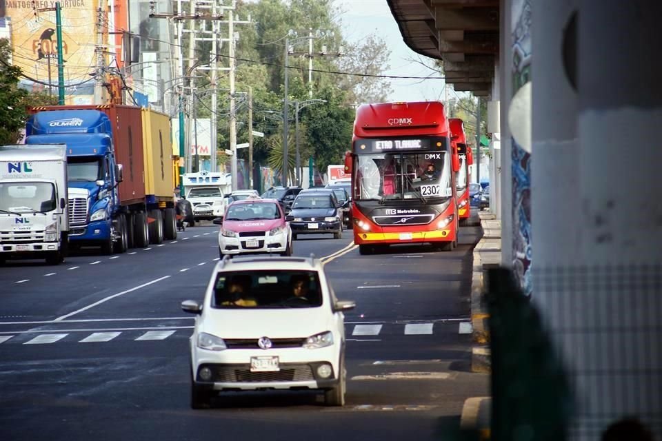 El carril confinado del Metrobús siempre es invadido por autos, lo que retrasa el tiempo de viaje de los usuarios y resta seguridad a la operación.