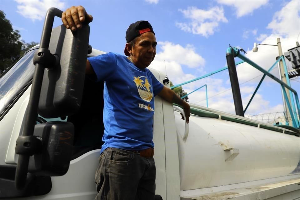 El conductor es parte del operativo habilitado para entregar agua potable mediante pipas en Tláhuac e Iztapalapa.