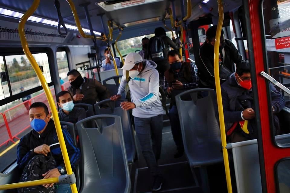 Los usuarios de la Línea 12 señalaron que ante la ausencia de ésta, la nueva ruta de Metrobús disminuirá las horas que pasan en el transporte público.