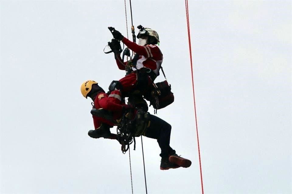 El rescate de personas de un rascacielos en Paseo de la Reforma tenía a espectadores en vilo, aunque se tratara de un simulacro de paramédicos de la Cruz Roja.