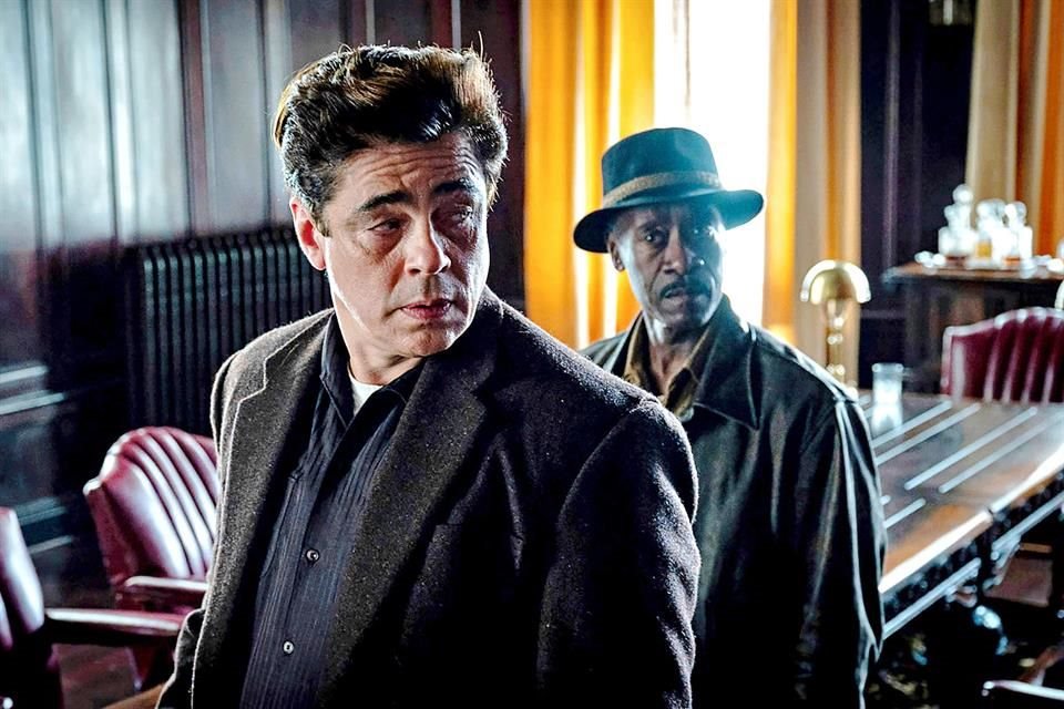 Benicio del Toro y Don Cheadle protagonizan el thriller que llegará a HBO Max el 1 de julio.