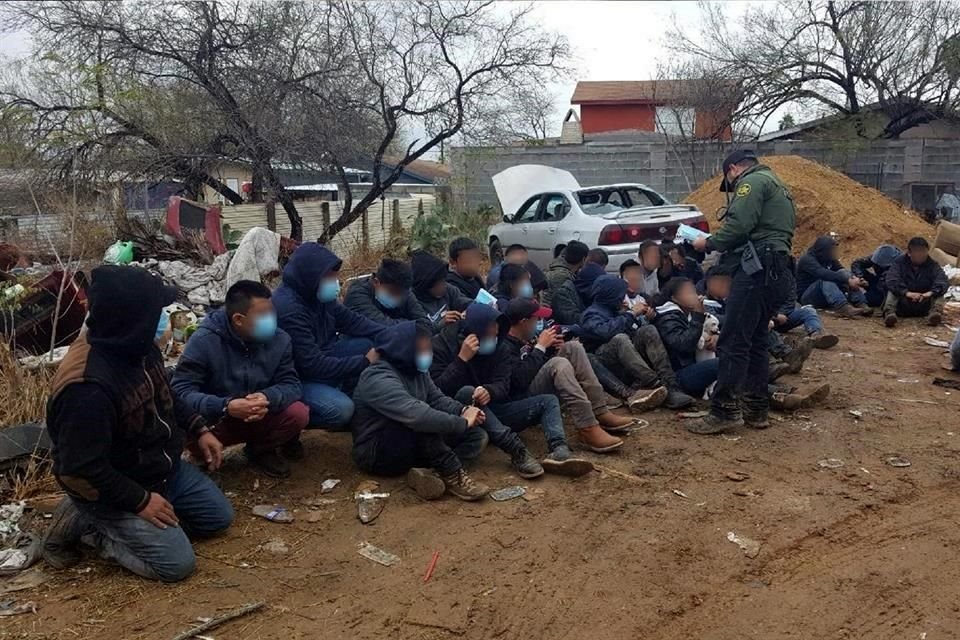 Un grupo de migrantes detenido cerca del cruce a Texas, Estados Unidos, a fines de enero pasado.