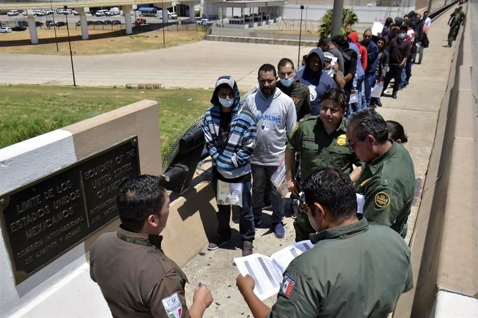 Autoridades de Estados Unidos devuelven a México a un grupo de migrantes, en 2019.