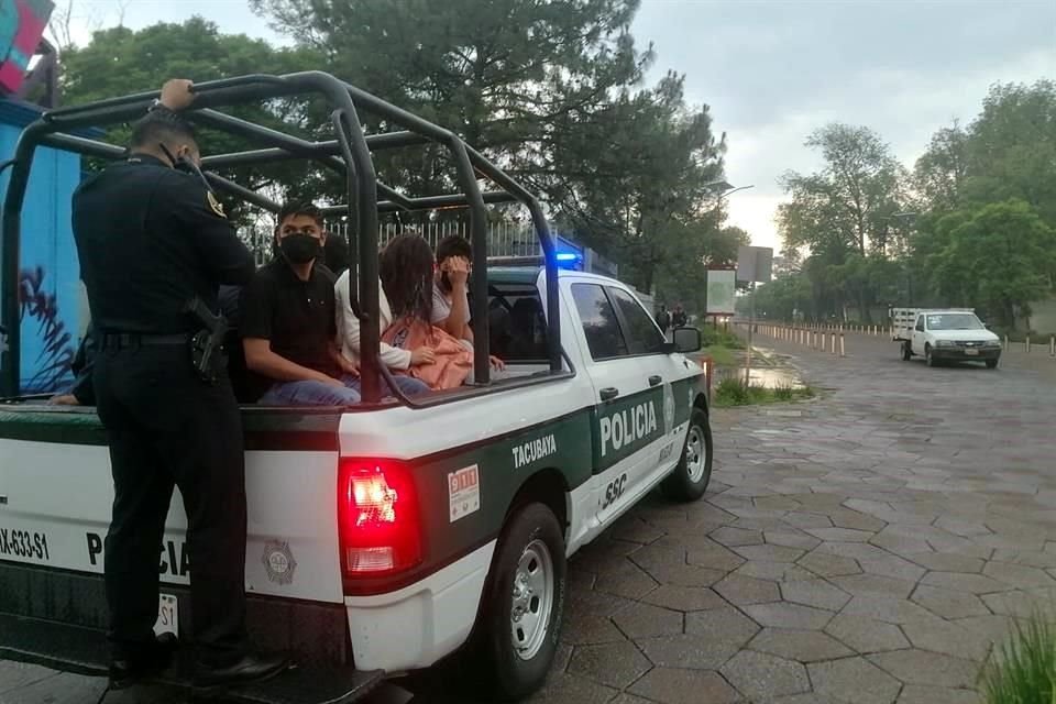 A bordo de camionetas de la Policía, los 14 jóvenes fueron trasladados al Juez Cívico de la Agencia del Ministerio Público Miguel Hidalgo 4, a un costado de la sede de la Alcaldía.