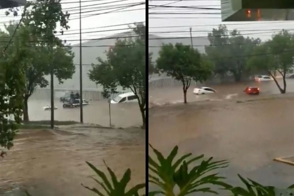 Automóviles quedaron atrapados en las inundaciones que se registran en Atizapán y Tlalnepantla, en el Estado de México.