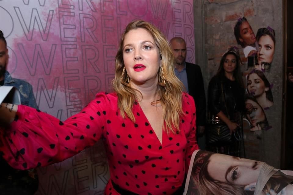 Tres guionistas de 'The Drew Barrymore Show' renunciaron al programa, luego de las controvertidas acciones de la actriz durante la huelga.