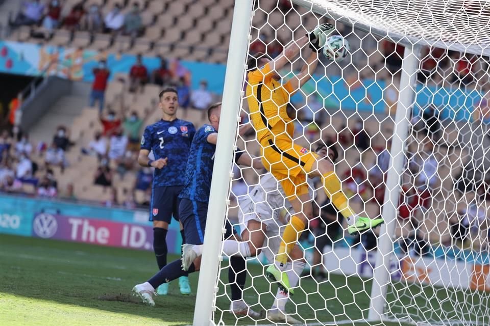El portero Martin Dubravka cometió un oso en el primer gol de España.