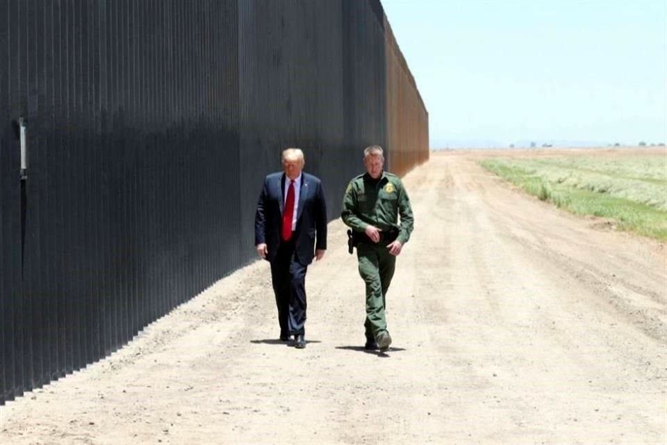 Scott con Trump durante una visita del ex Mandatario a su muro en la frontera.