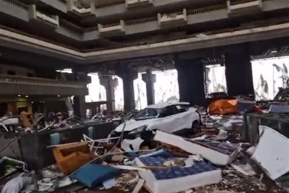 Un autómovil yace en medio del lobby del Hotel Princess tras el paso del huracán 'Otis'.