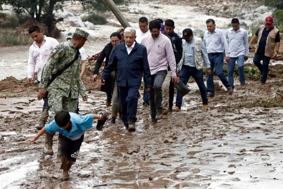 El vehículo militar donde viajaba AMLO se atasco por río crecido en carretera Chilpancingo-Acapulco y tuvo que cruzar caminando.