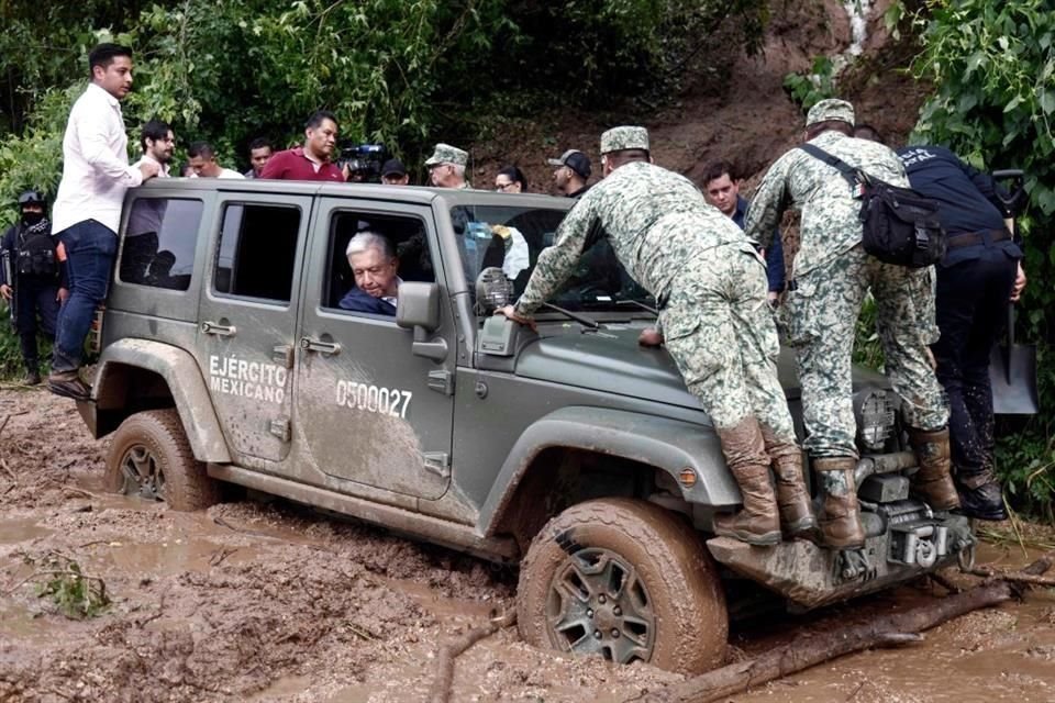 El vehículo militar donde viajaba AMLO se atascó por río crecido en carretera Chilpancingo-Acapulco y tuvo que cruzar caminando.