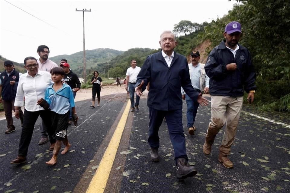 López Obrador viajó por tierra debido a las condiciones climáticas  adversas en Guerrero.