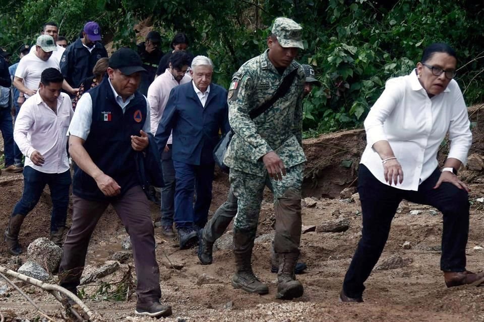 López Obrador optó por internarse en un tramo de maleza para cruzar el río y luego caminó sobre la carretera.