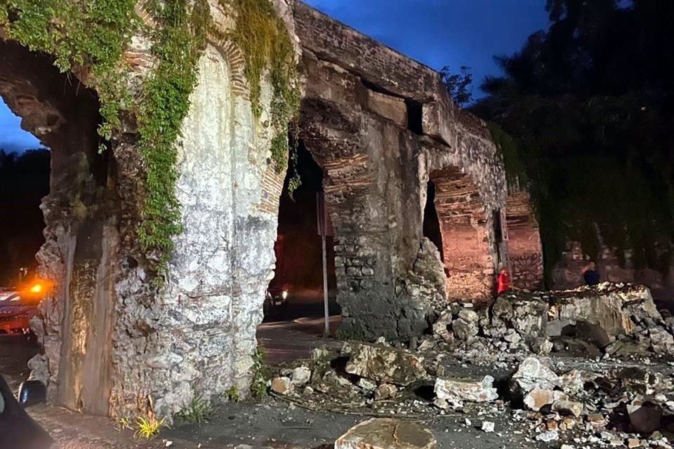El choque generó severos daños a la estructura. considerada monumento histórico por el INAH, y ocasionó que algunas secciones cayeran.